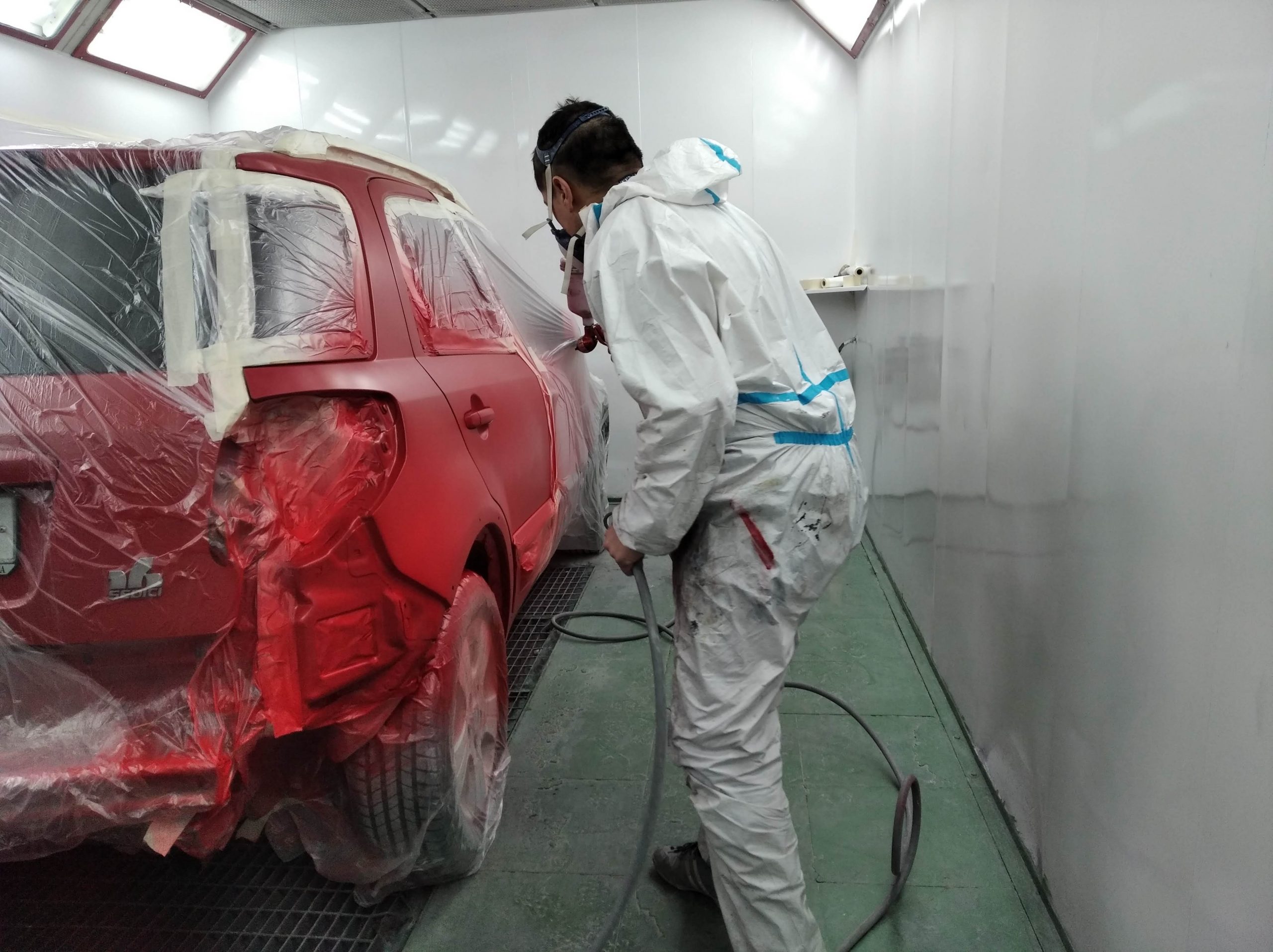 Trabajo de chapa y pintura en Carrocerías Adelfas