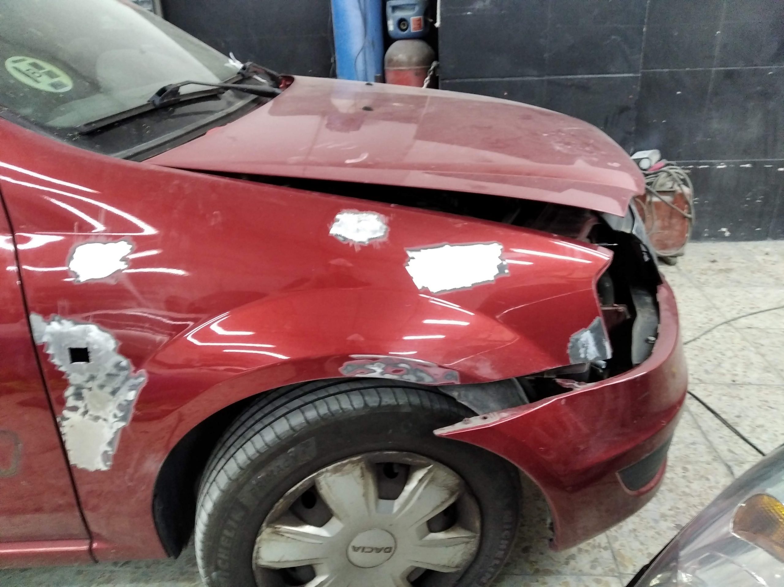 Trabajo de detalle y pulido en Carrocerías Adelfas